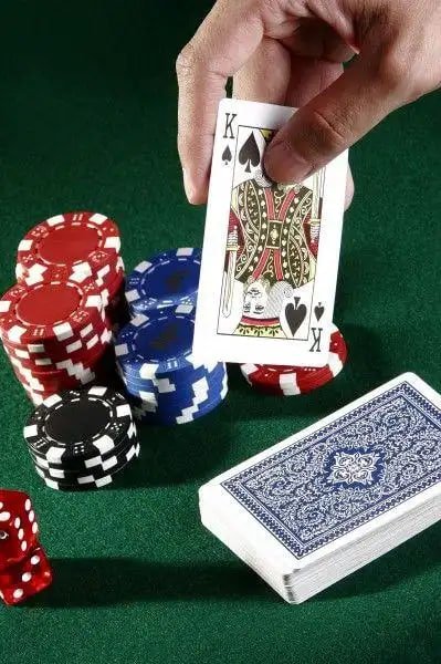 Dealer Kembang Kempis langsung di studio betonklik membagikan kartu kepada pemain